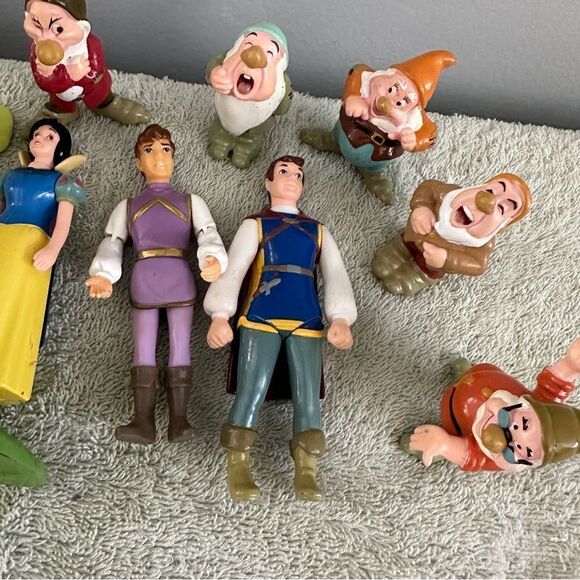 VTG DISNEY SNOW WHITE AND THE SEVEN DWARFS & 2 PRINCE FIGURES PVC (SET OF 10) - Picture 4 of 6